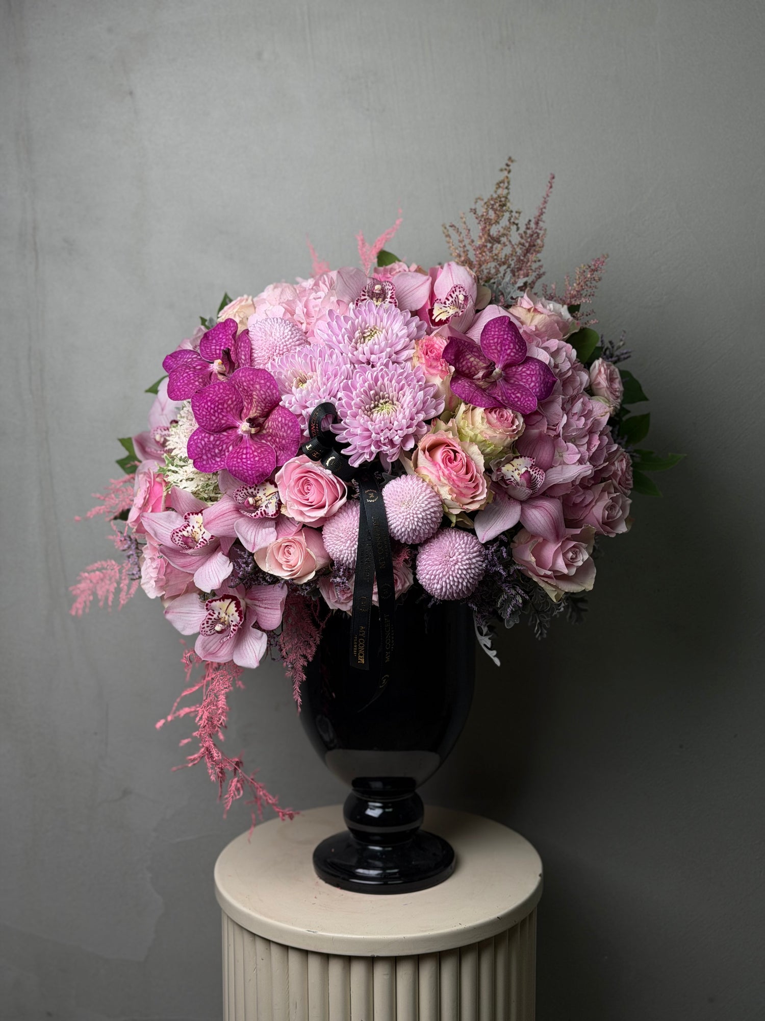 Siyah Cam Vazoda Pembe Aranjman