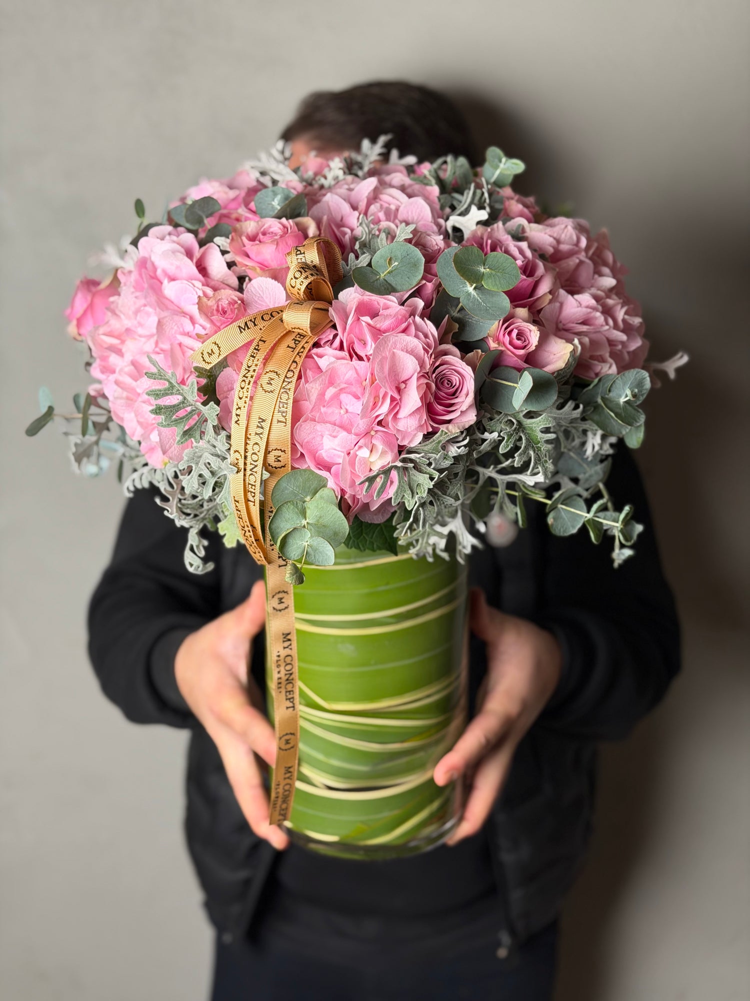 Cam Vazoda Ortanca Gül Aranjmanı